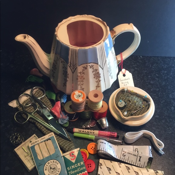 Grandma’s Sewing Kit Vintage Sadler Teapot - Picture 3 of 10